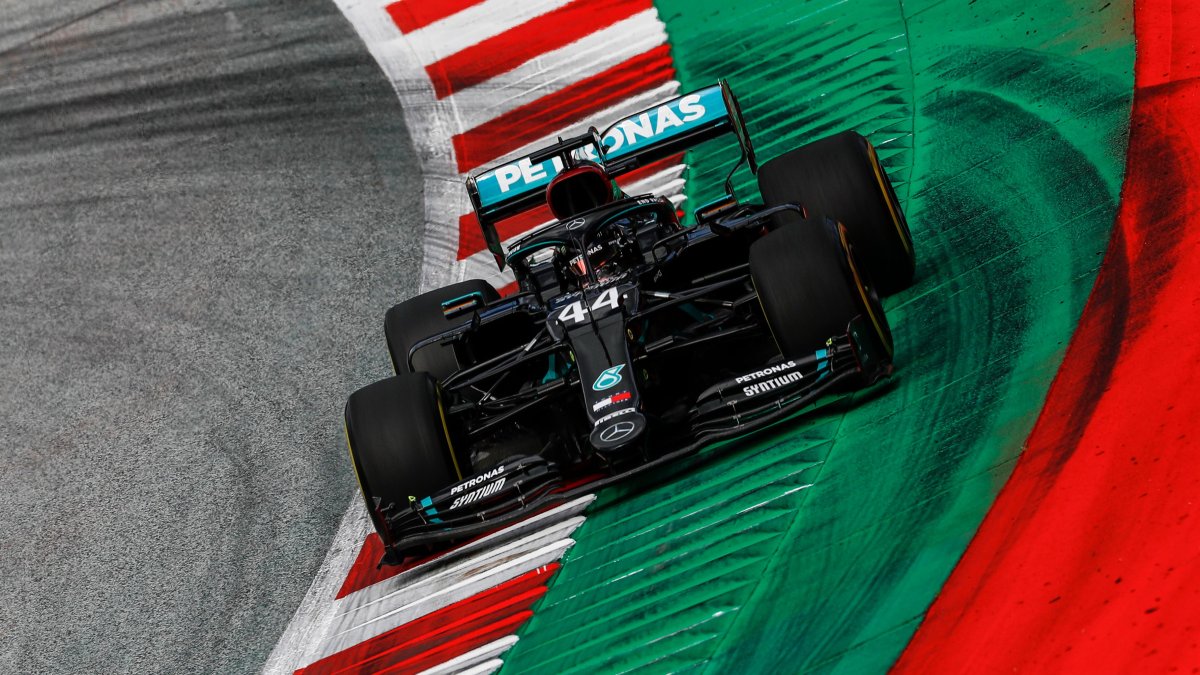 El piloto británico mantiene el nivel en su rendimiento; lo demostró esta mañana en las dos primeras pruebas de ensayo.