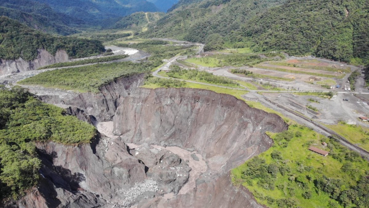 La imagen facilitada por el Ing. Jorge Sevilla muestra cómo la erosión regresiva del río Coca va formando un cañón ancho y profundo que amenaza a la vía paralela.