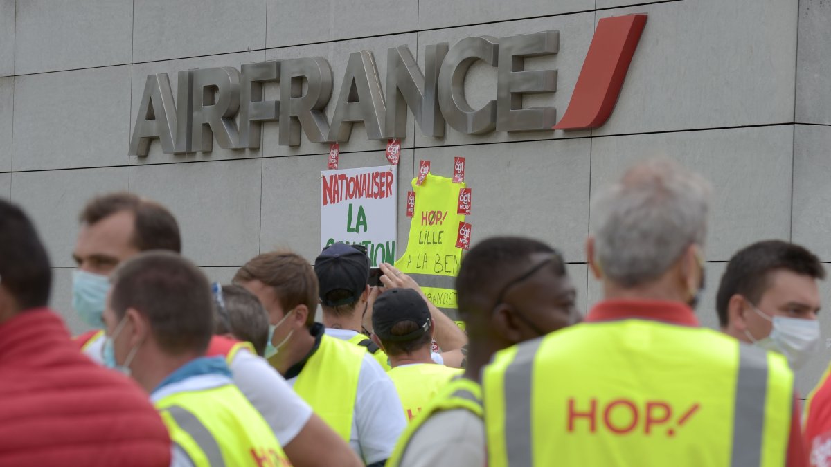 Cientos de empleados se concentraban ante la sede de la empresa para denunciar las medidas.