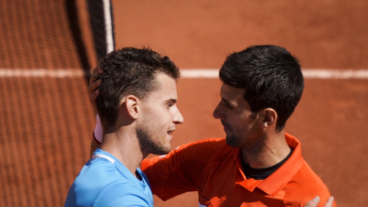 Dominic Thiem (i) donará lo que ganó en la primera parada del Adria Tour, torneo organizado Novak Djokovic (d) y en el que varios tenistas se contagiaron de coronavirus.