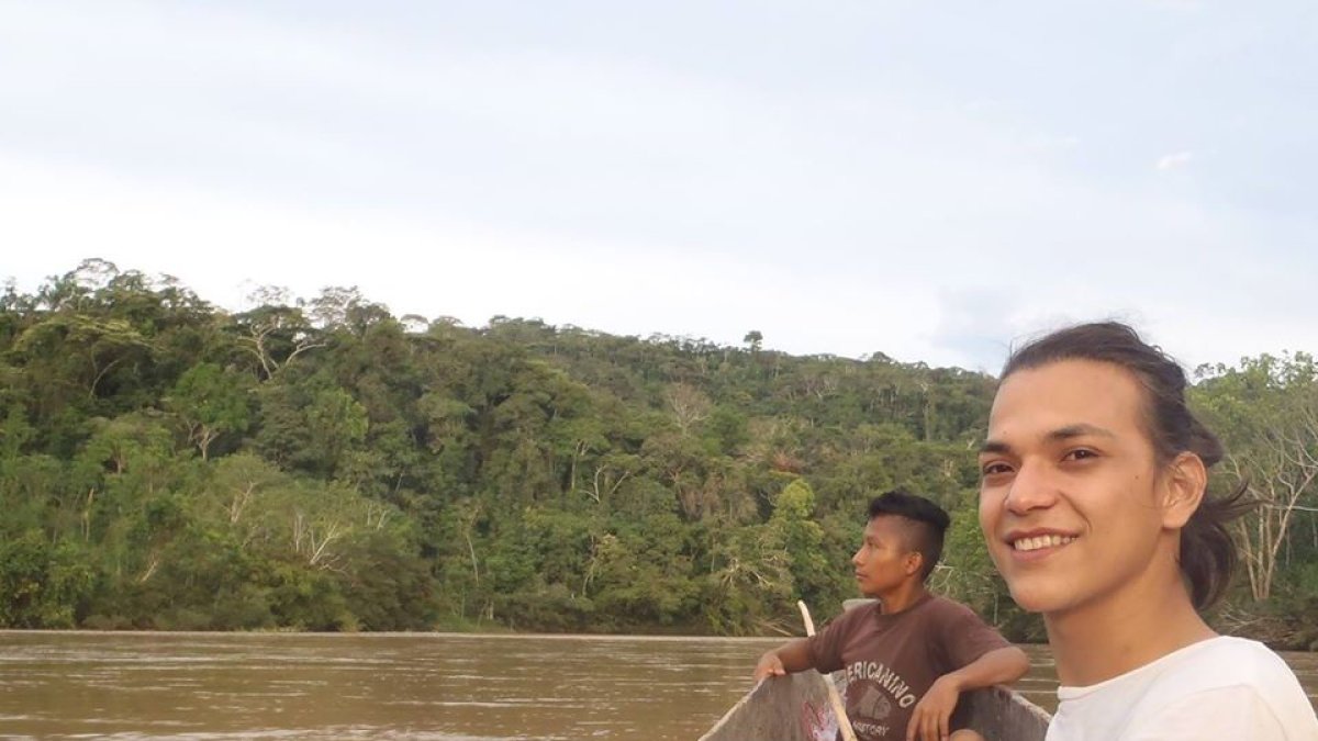 Xavier Viteri tiene 25 años de edad, es economista y activista por el medio ambiente y las comunidades amazónicas.