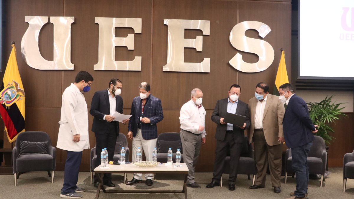 Parte de los doctores que son miembros de la Mesa Técnica de Guayaquil del COVID-19.