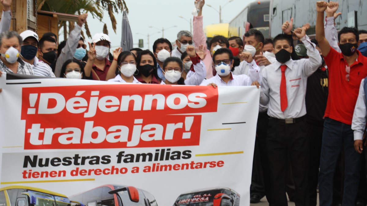 Hecho. Los chofres de las cooperativas que viajan desde Santa Elena hasta Guayaquil piden que les permitan trabajar.