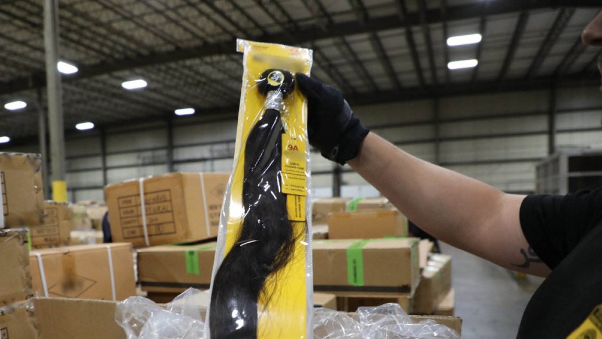 Un agente de la  Oficina de Asuntos Públicos de Aduanas y Protección Fronteriza de los EE. UU. muestra la mercadería confiscada. 