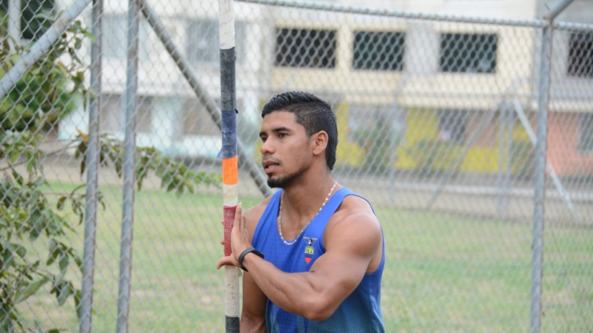 El saltador con garrocho José Pacho entrena sin su DT, Jonathan Saltos, algo que dice lo perjudica.