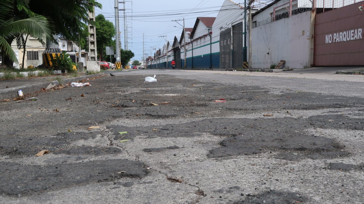 El alcalde de Guayaquil, Aquiles Álvarez, justificó que existan baches en las calles debido al intenso invierno en la ciudad.
