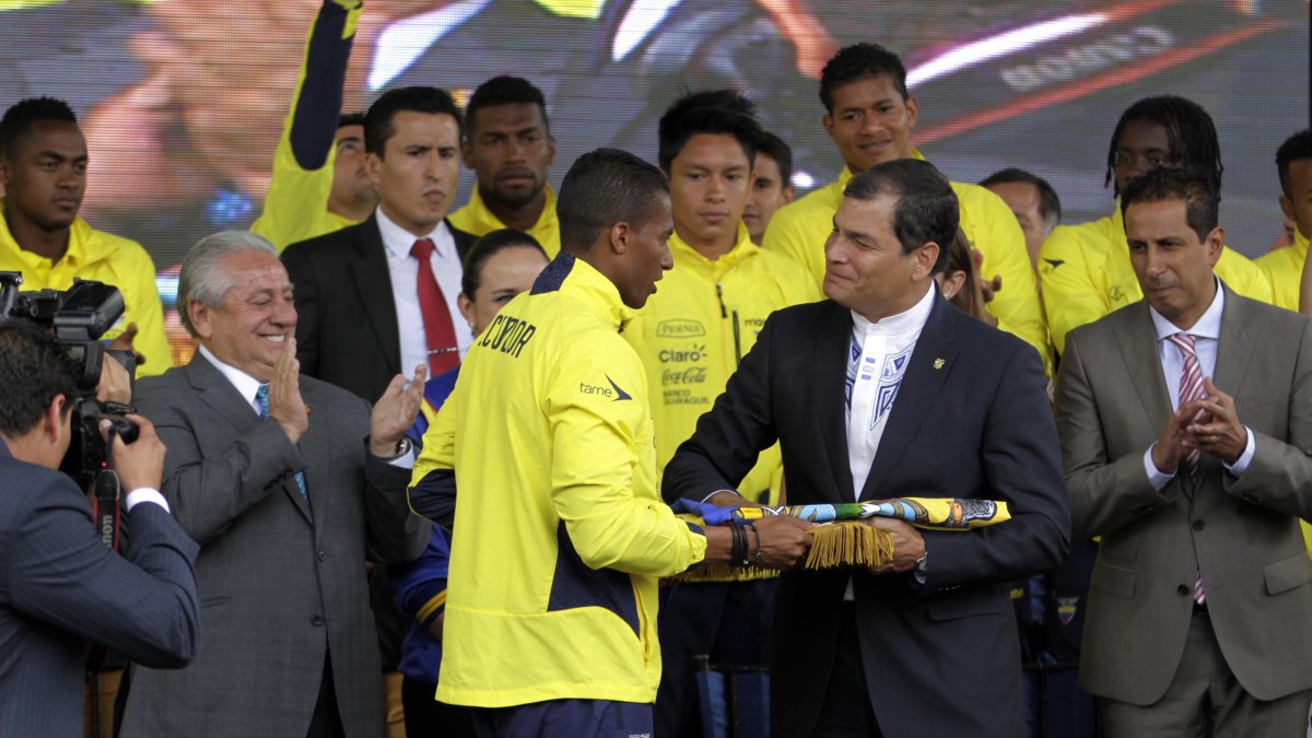 Rafael Correa siempre se identificó como un amante del fútbol, incluso invitó a los seleccionados ecuatorianos a Carondelet.