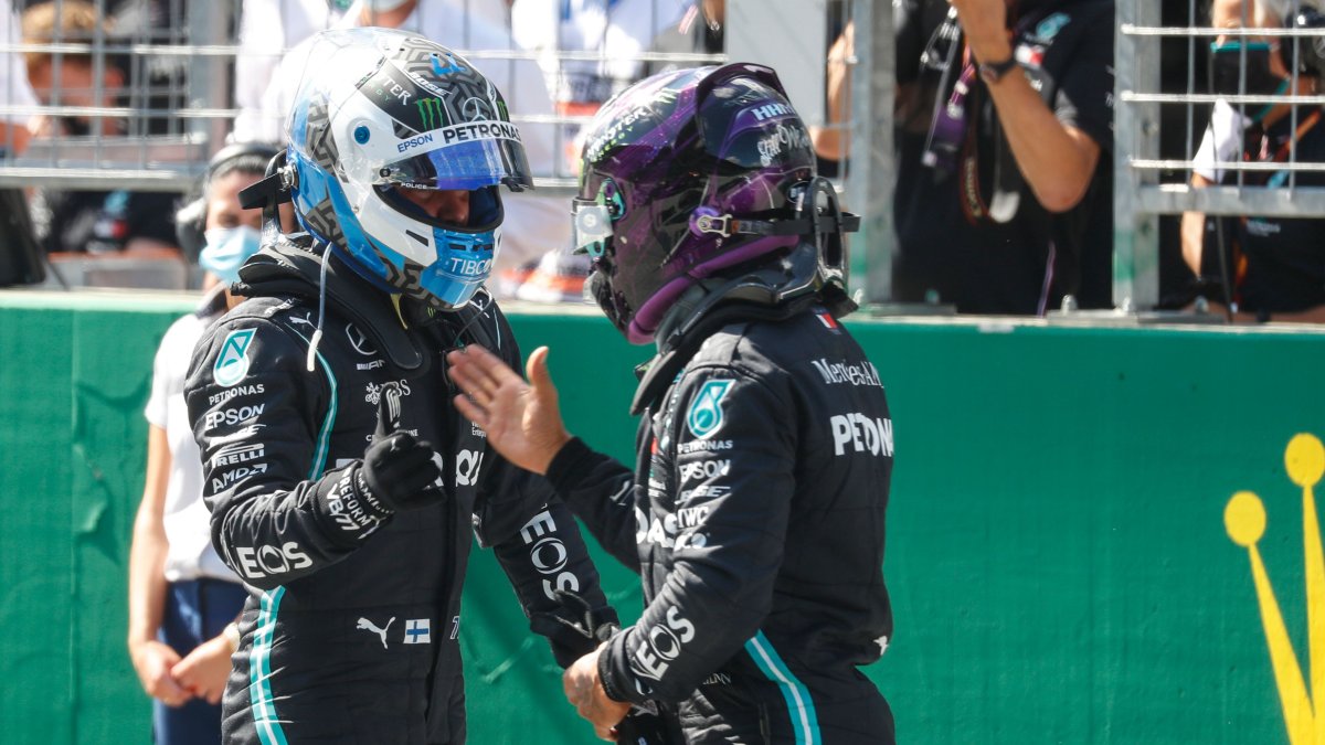 Valtteri Bottas (i) recibe la felicitación de sus compañero Lewis Hamilton (d) tras ganar la 'pole' del Gran Premio de Austria.