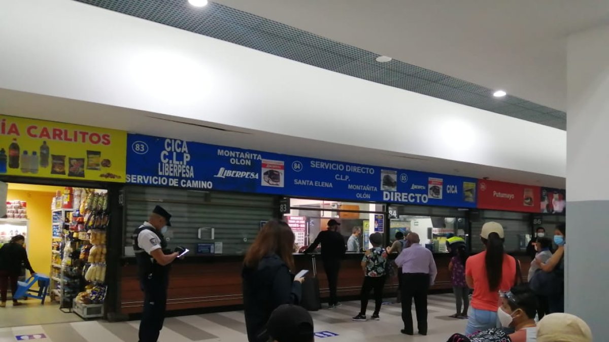 Hecho. Desde muy temprano, decenas de ciudadanos se instalaron en la Terminal Terrestre para viajar a Santa Elena