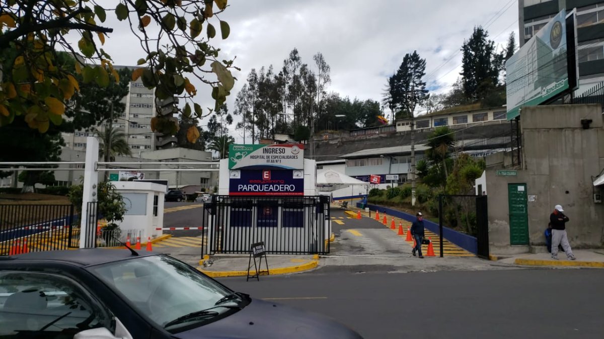 El Hospital Militar de Quito suspendió la atención en consulta externa por el incremento de atención a pacientes con coronavirus.