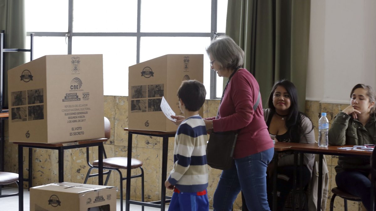 Personas sufragando en las elecciones del 2017 en Ecuador.