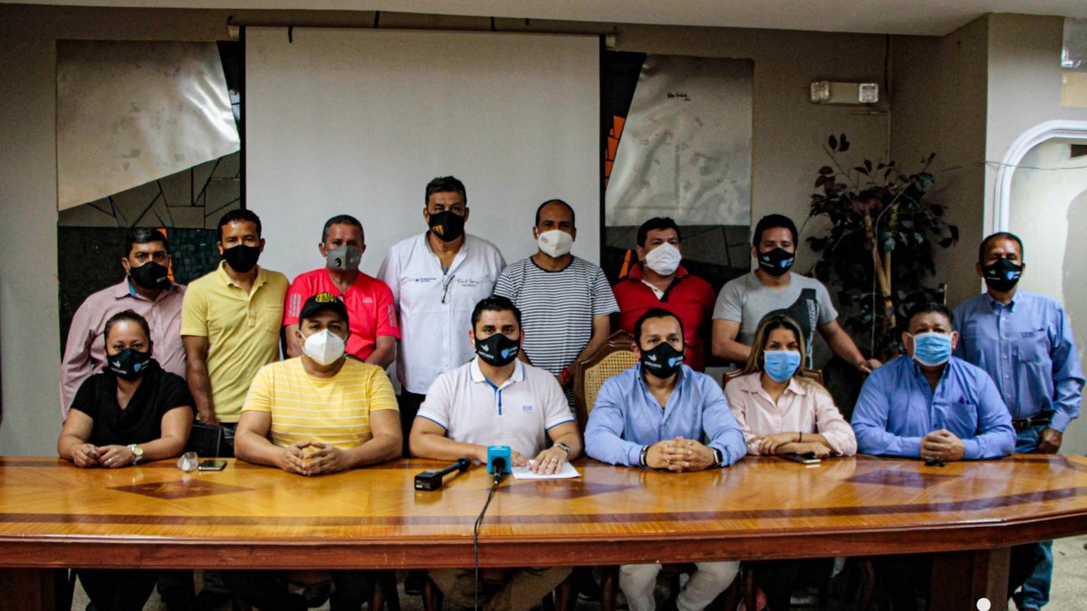Posesión. Roberto Ibáñez junto a parte de su equipo de trabajo la tarde y noche del viernes pasado. El acto se desarrolló en el edificio principal de la matriz deportiva provincial.