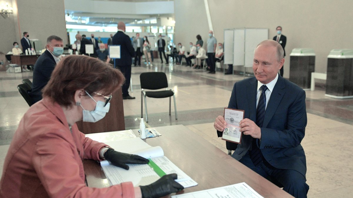 Moscú. Vladimir Putin se presentó a votar este miércoles.