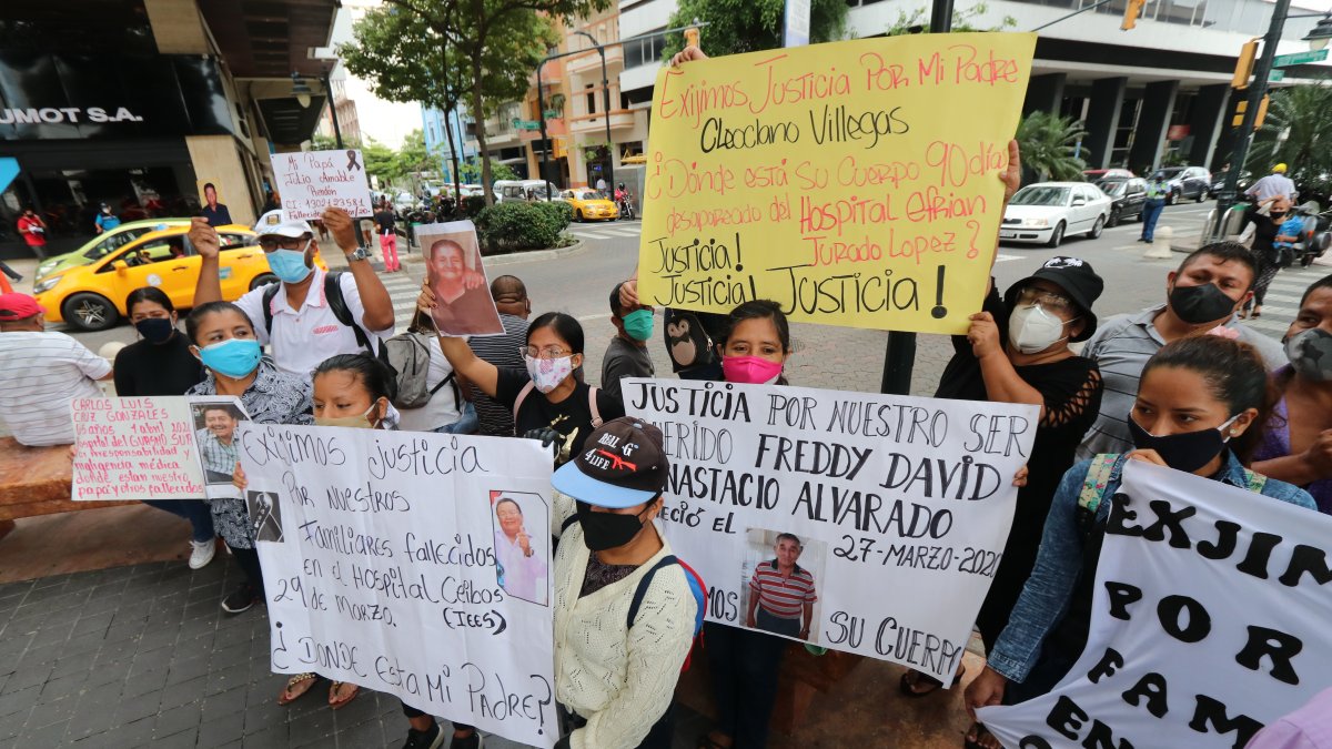 Familiares de personas fallecidas por Covid en Guayaquil efectuaron un plantón el pasado 25 de junio, reclamando a las autoridades información sobre los cadáveres.

Agencia (ag-extra)