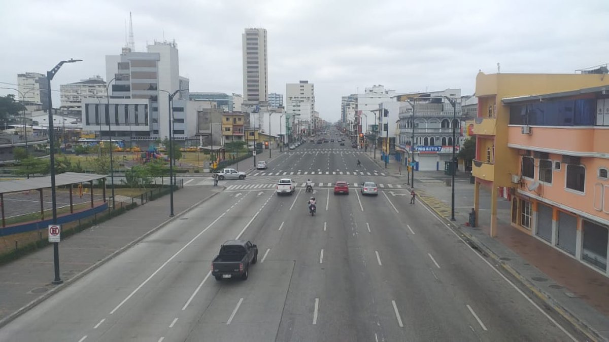Hecho. Así permanece a estas horas la calle Machala, una de las más grandes y transitadas de Guayaquil.