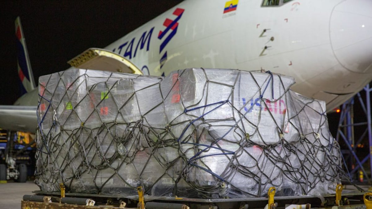 El viernes llegaron al aeropuerto de Quito 50 ventiladores para pacientes con coronavirus.