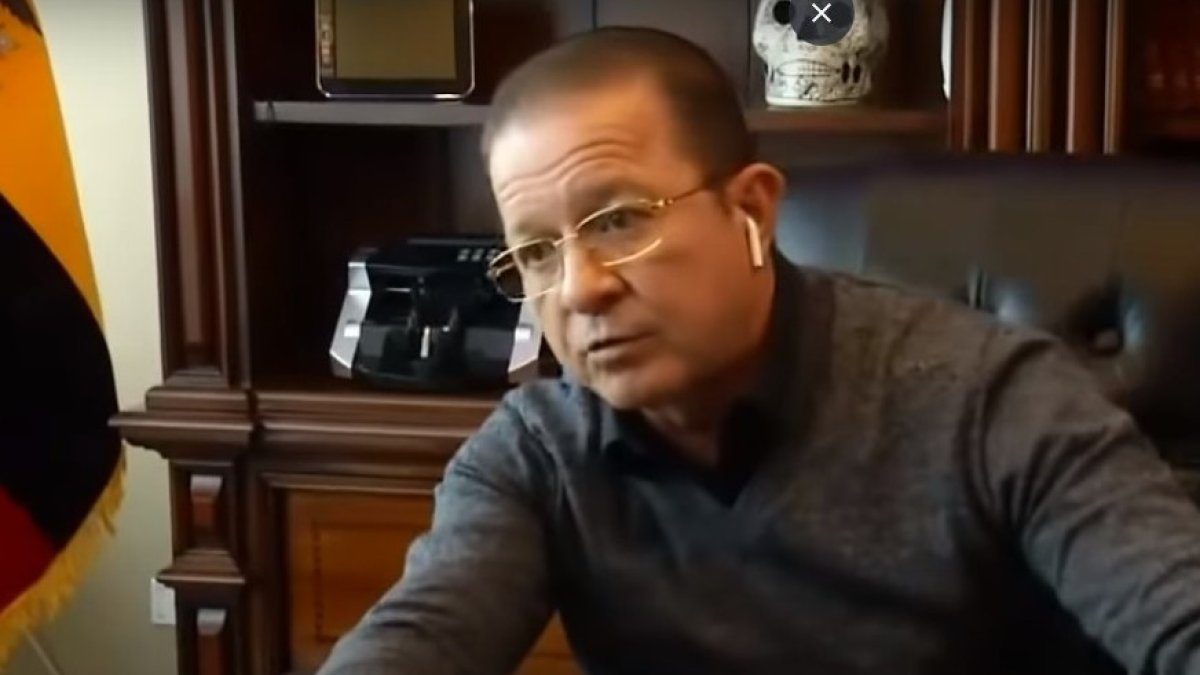 Abogado. Atras, el contador de billetes, imprescindible para practicar la ley.