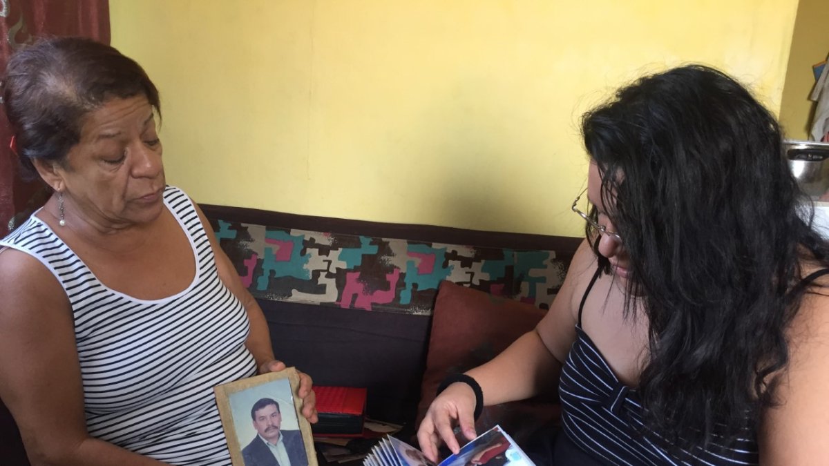 Memoria. Gina Salvatierra vive el luto en reserva y busca consuelo observando la foto de su esposo, quien murió a causa del COVID-19.