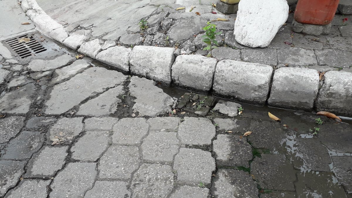 Situación. Los moradores esperan que cambien los adoquines.