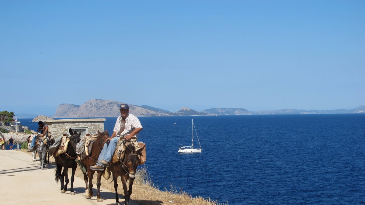 Un paisaje en el que predomina el color azul. Costas de la isla de Mykonos, en Grecia.