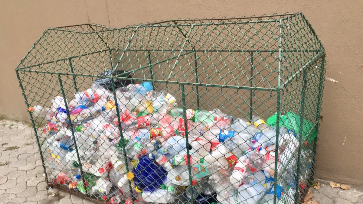 Iniciativa. Hace tres años, la directiva de la ciudadela instaló enormes recipientes en los que se podían depositar las botellas.