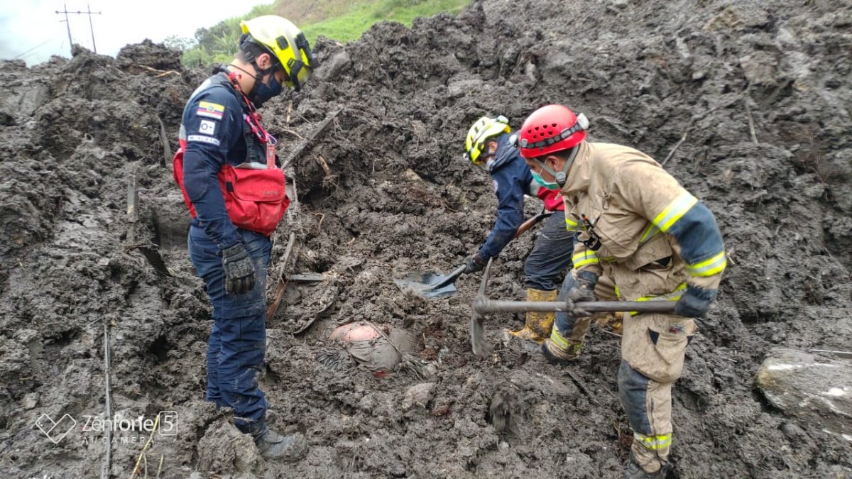 Trabajaron alrededor de 20 rescatistas para lograr recuperar los cadáveres.
