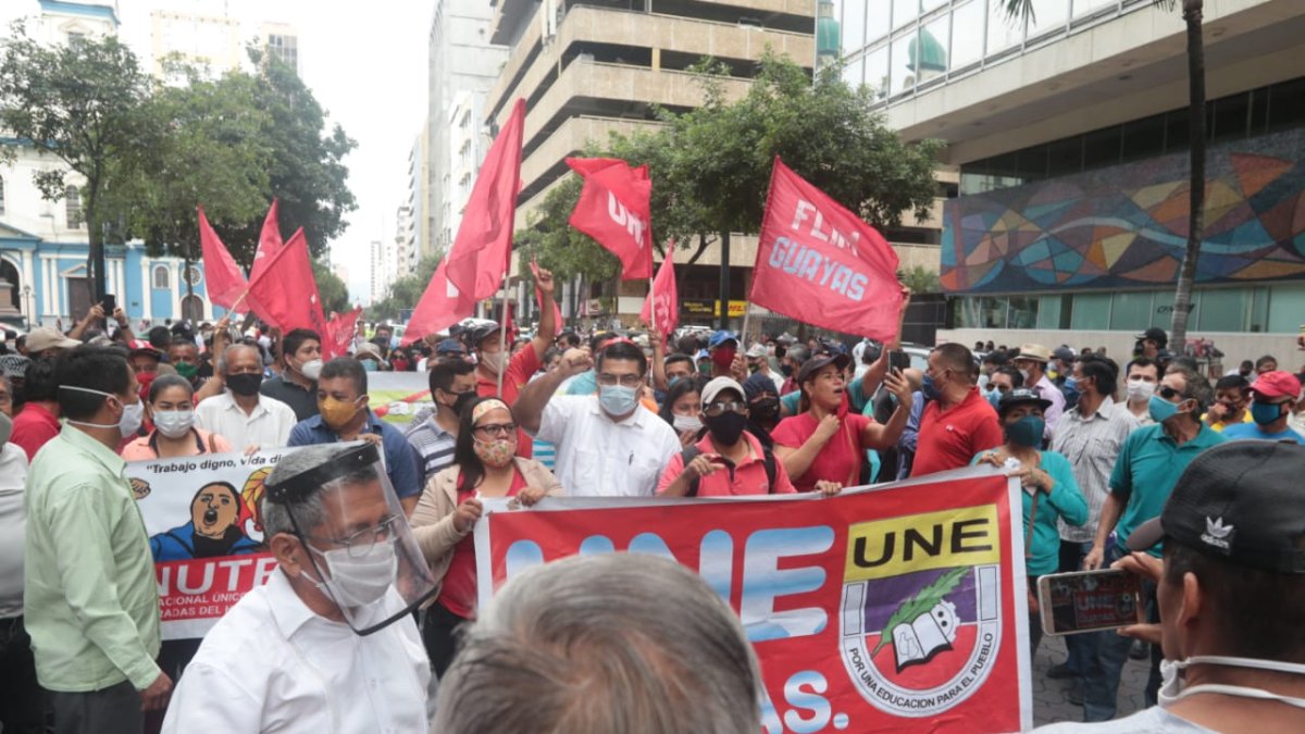 Hecho. Los docentes marcharon por el centro de Guayaquil para exigir que regresen los maestros que fueron despedidos.