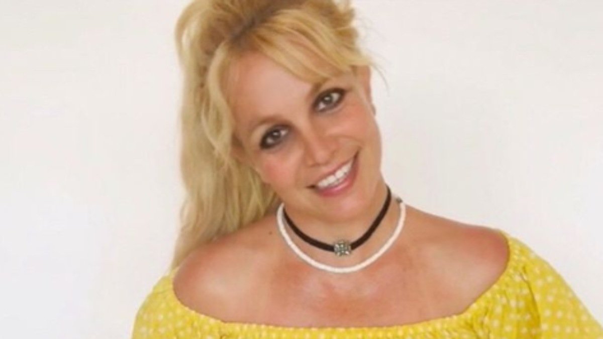 Britney, tal como apareció hablando a sus fans de su ramo de flores.