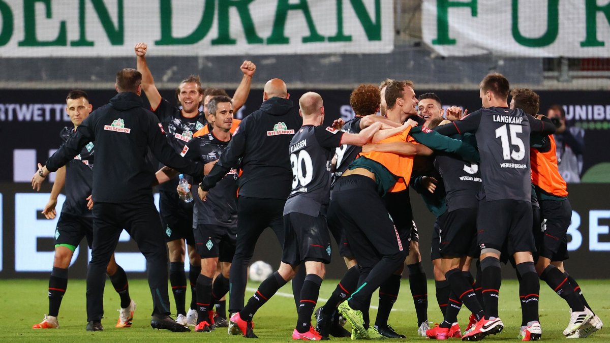Los jugadores del Werder Bremen celebran la permanencia en la primera categoría de Alemania. 