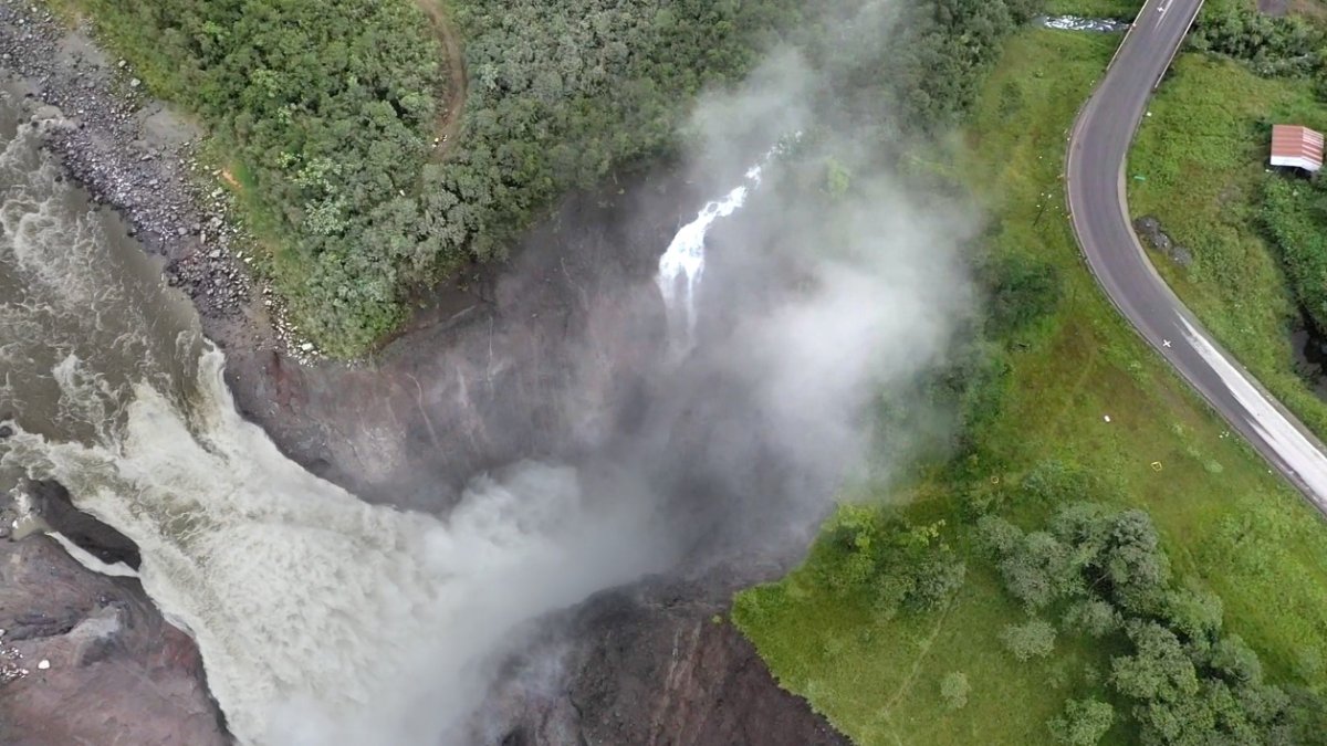 La imagen difundida por la estatal Petroecuador el 3 de junio pasado mostraba el avance del proceso erosivo del río Coca y el riesgo para la carretera paralela.