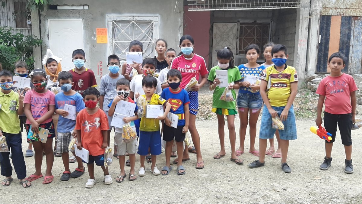 Los niños de la fundación recibieron los primeros libros impresos en los que se difunden sus valores.