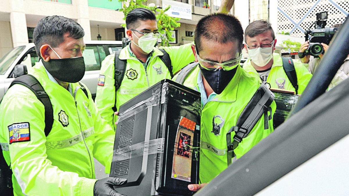 El pasado 27 de mayo, la Fiscalía allanó las instalaciones de la Prefectura del Guayas donde decomisó computadoras y otros objetos.