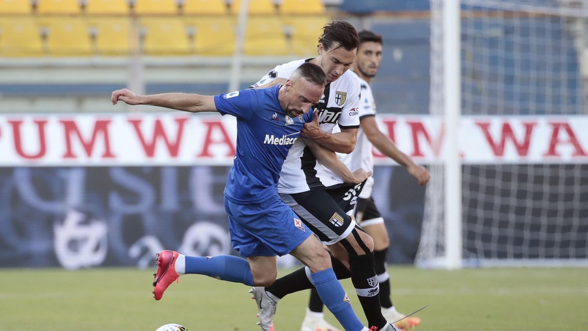 Franck Ribéry, atacante francés de la Fiorentina, disputa una pelota frente a un elemento del Parma.
