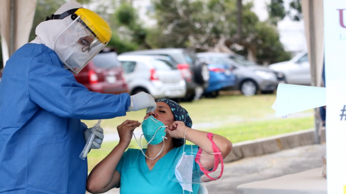 Pruebas. Médicos de la Universidad Espíritu Santo de Guayaquil aplican pruebas PCR desde ayer, en Quito.