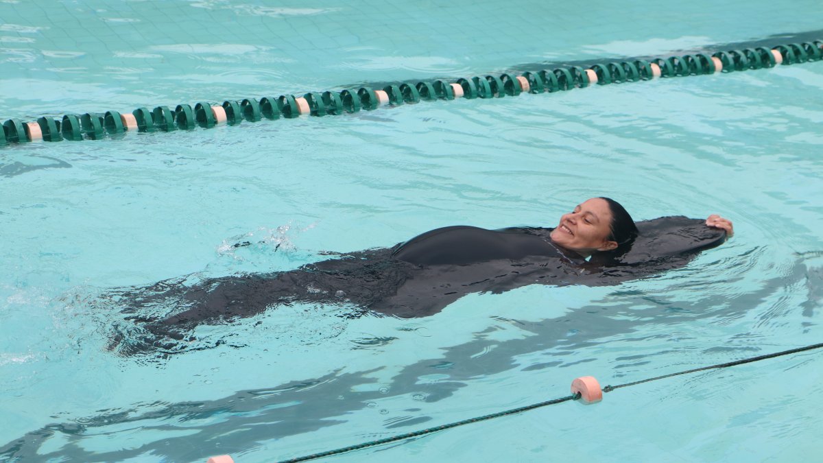 Trabajo. Con 26 semanas de embarazo, la campeona panamericana de apnea retomó sus entrenamientos.