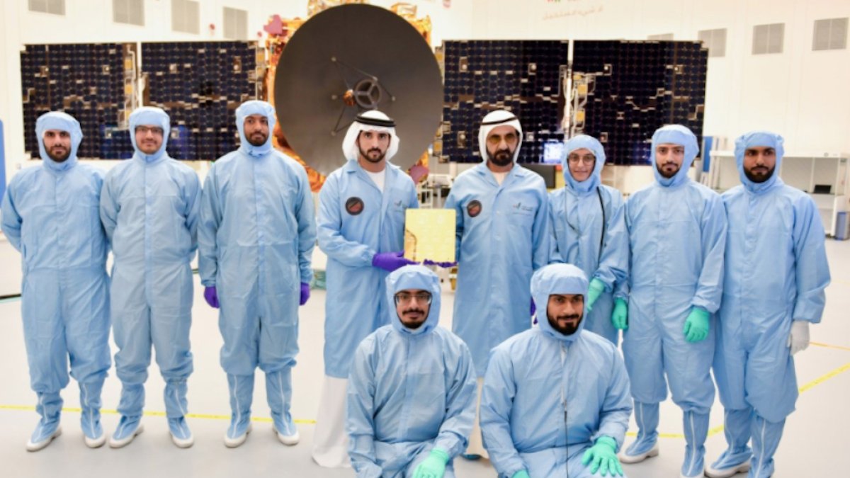 La misión a Marte de los Emiratos supone la culminación de un esfuerzo de transferencia de conocimiento y desarrollo entre ingenieros emiratíes con socios de todo el mundo para diseñar y fabricar dispositivos y naves espaciales.