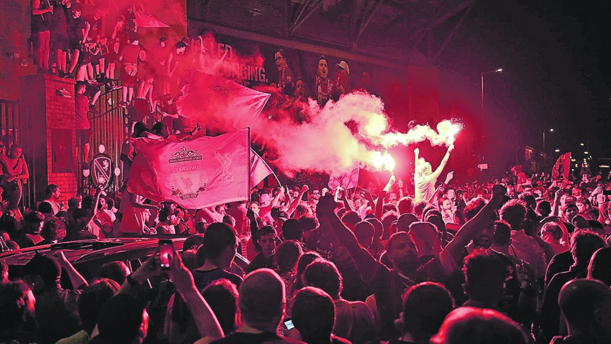 Los hinchas del Liverpool se olvidaron de la pandemia y salieron a las calles a festejar el título.