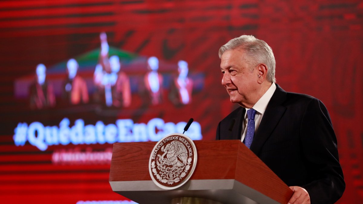 El presidente de México, Andrés Manuel López Obrador, habla durante su conferencia matutina este martes en el Palacio Nacional, en Ciudad de México (México). EFE/Jorge Núñez