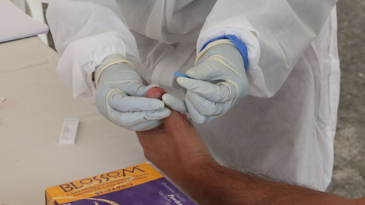 Entre los contratos presuntamente irregulares hay de compras de pruebas rápidas.