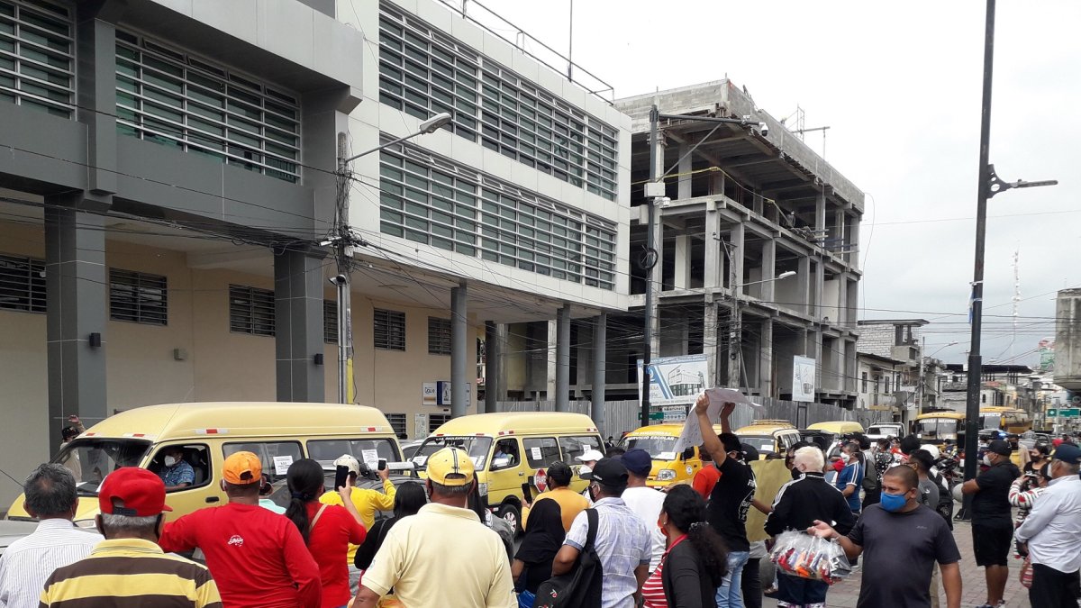 Plantón. Decenas de comerciantes se instalaron en los exteriores del Municipio de Daule.