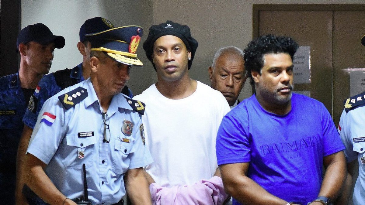 El exfutbolista llegó a Paraguay el pasado 4 de marzo donde fue retenido. El 7 de abril recién fue liberado, pero pasó a prisión preventiva donde aún permanece.