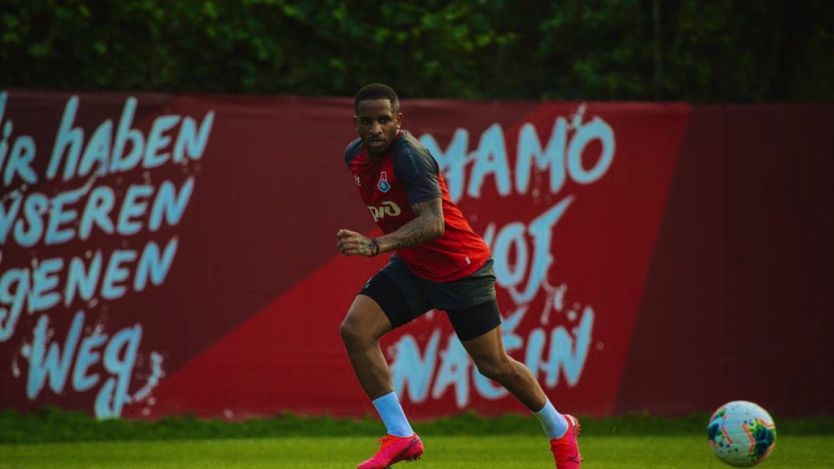 El deportista tuvo una buena práctica esta mañana en el campo de entrenamiento del equipo ruso. Podría estar en la banca de suplentes mañana.