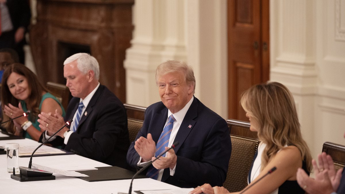 El presidente Donald Trump  (c) y la primera dama Melania Trump asistieron este martes a una mesa redonda sobre la reapertura de las escuelas de Estados Unidos