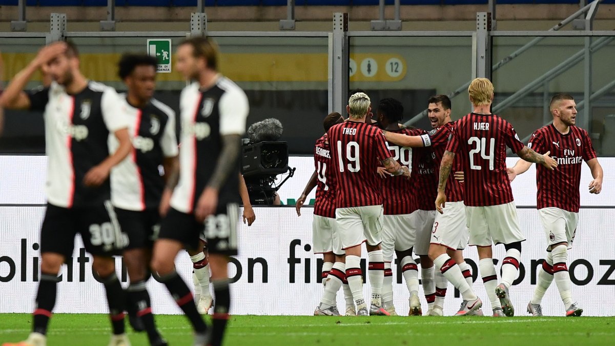 Los jugadores del AC Milan celebran durante la victoria sobre la Juventus. 