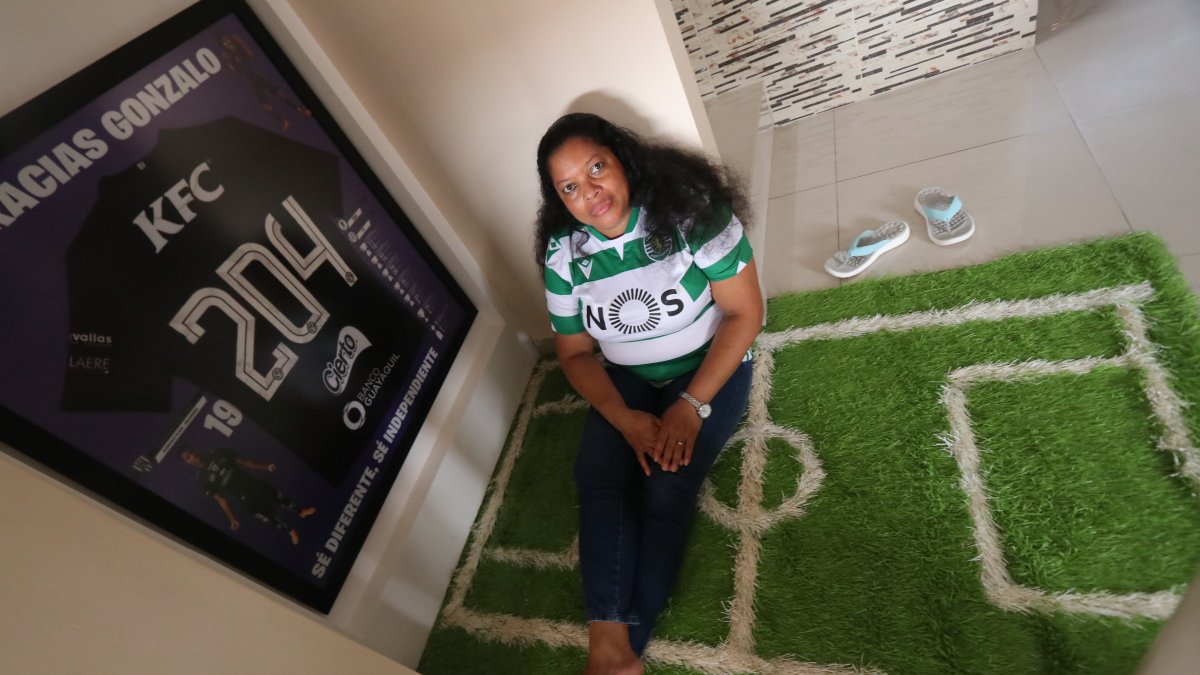 Mónica Jiménez, madre de Gonzalo Plata, muestra en un rincón de su casa un recuerdo del jugador.