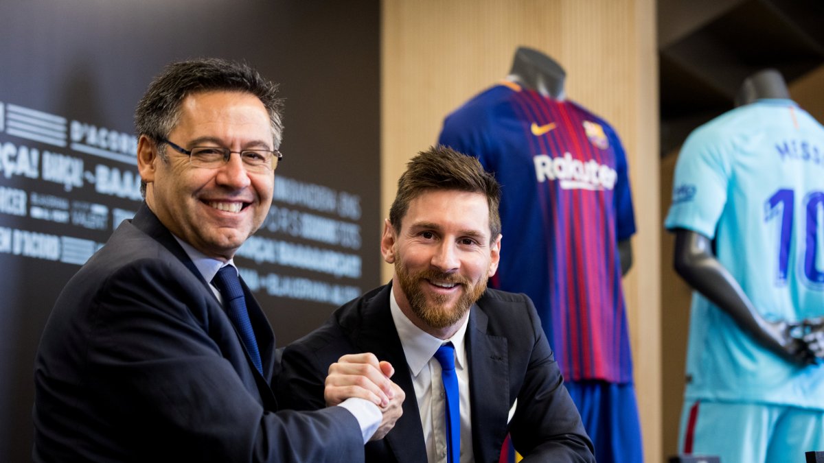 Lionel Messi junto al presidente catalán Josep Maria Bartomeu en una de las renovaciones con los blaugranas.