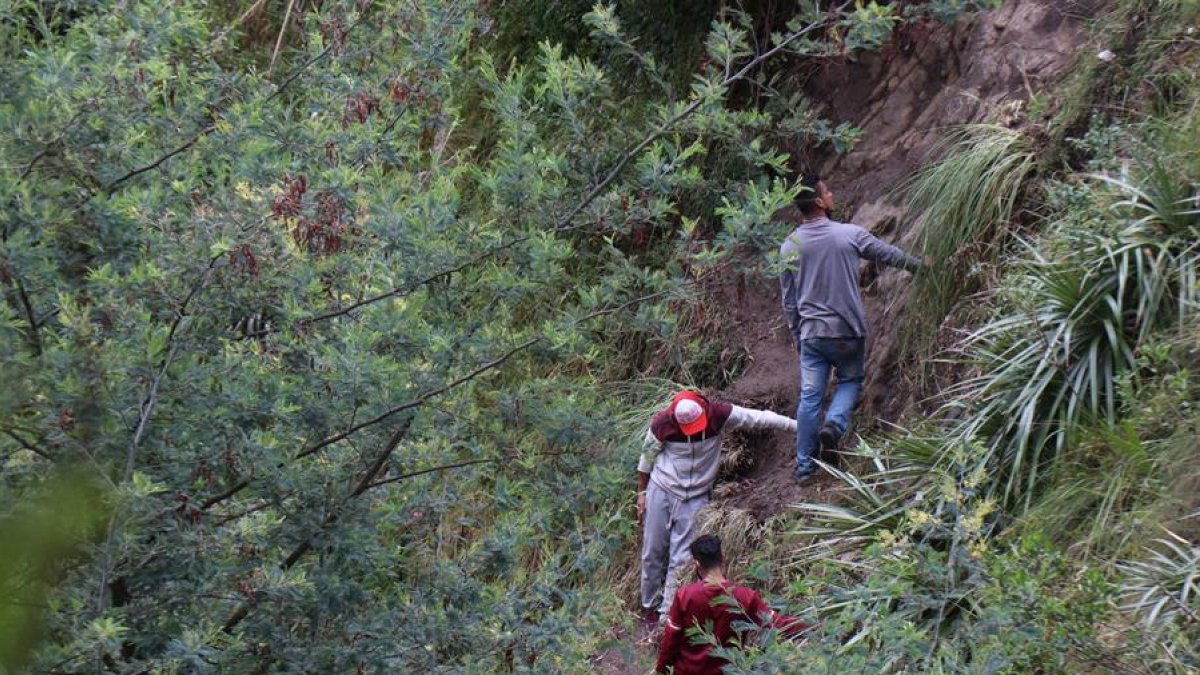 Foto del 13 de mayo que muestra a migrantes venezolanos que bajan por un desfiladero cerca de la frontera de Ecuador con Colombia, poco antes de cruzar el río Carchi.