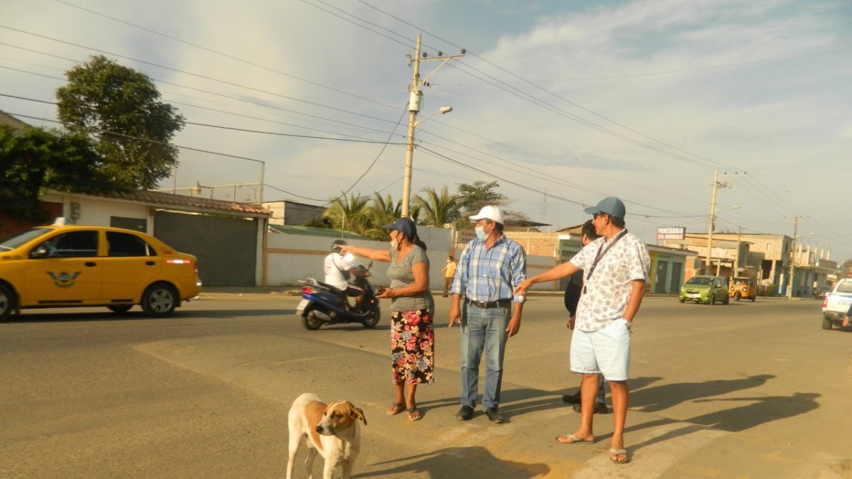 La obra. La iniciaron hace cinco años y desde entonces no la han terminado. Solo en un carril está construida.