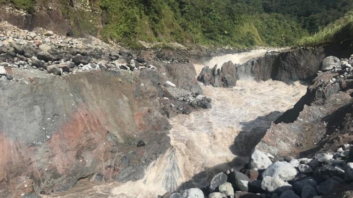 La imagen, facilitada por Alfredo Carrasco, muestra el avance del proceso de erosión del río Coca en los primeros días de julio de 2020