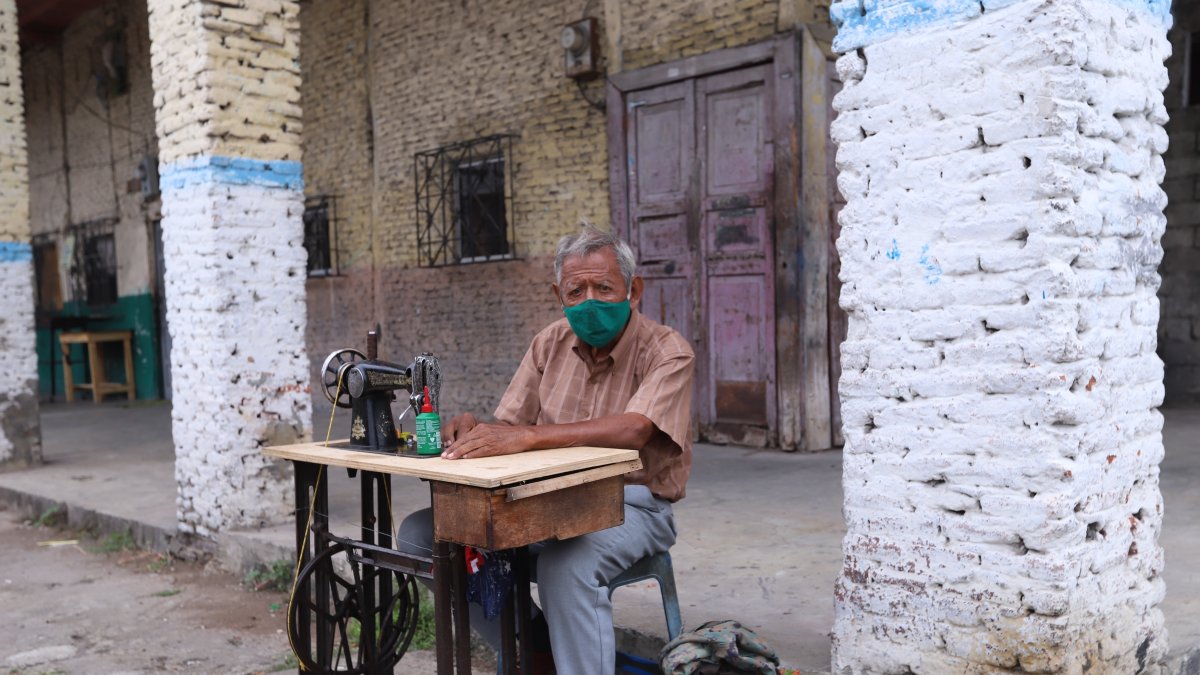 Jaime empezó a coser en las calles Gómez Rendón y Leonidas Plaza, debido a la poca clientela se cambió a Carchi y Ángel Silva, donde actualmente trabaja
